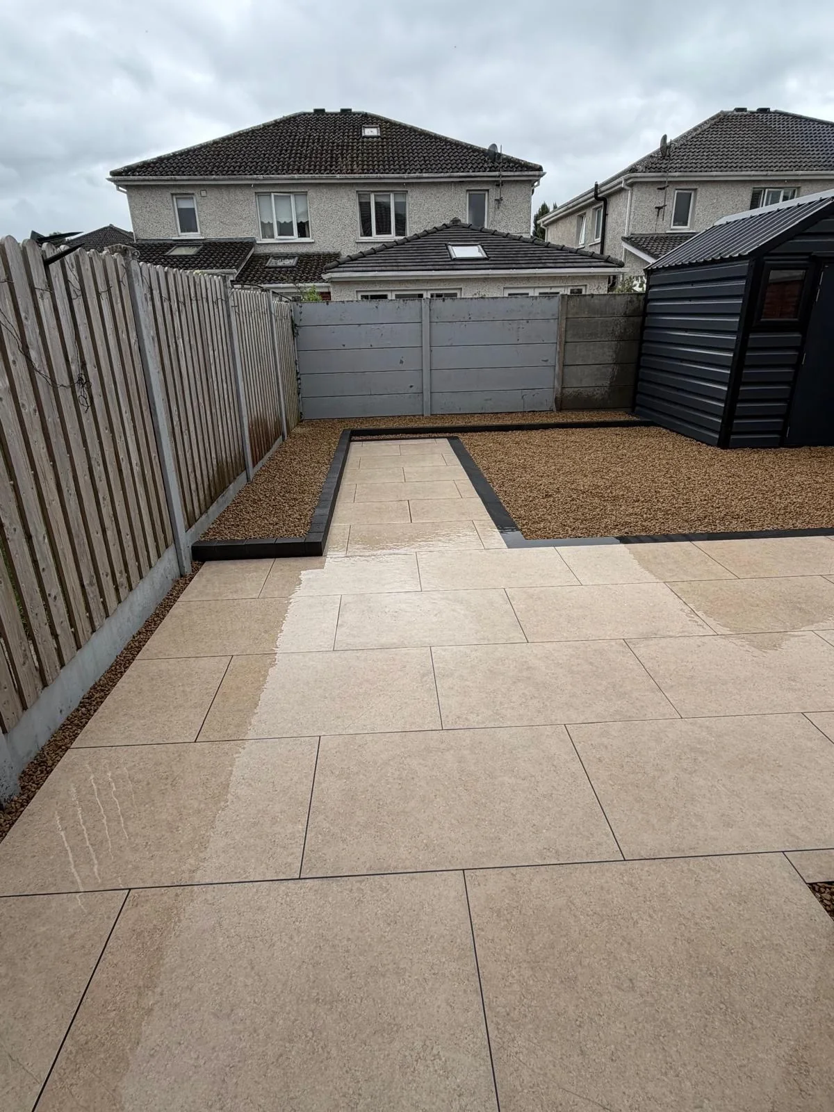 Cream porcelain patio with charcoal border and gravel beds